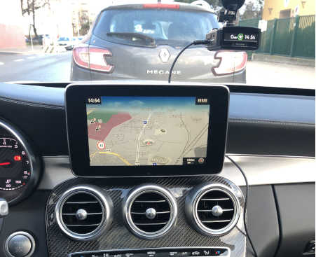 Reálná ukázka instalace Geneva Max ve vozidle za čelním sklem