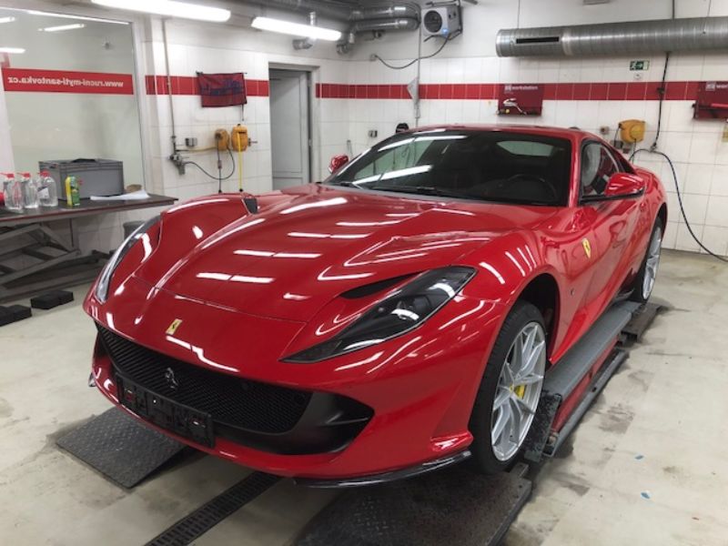 Montáž prodaného radarového detektoru do vozu Ferrari 812 Super Fast