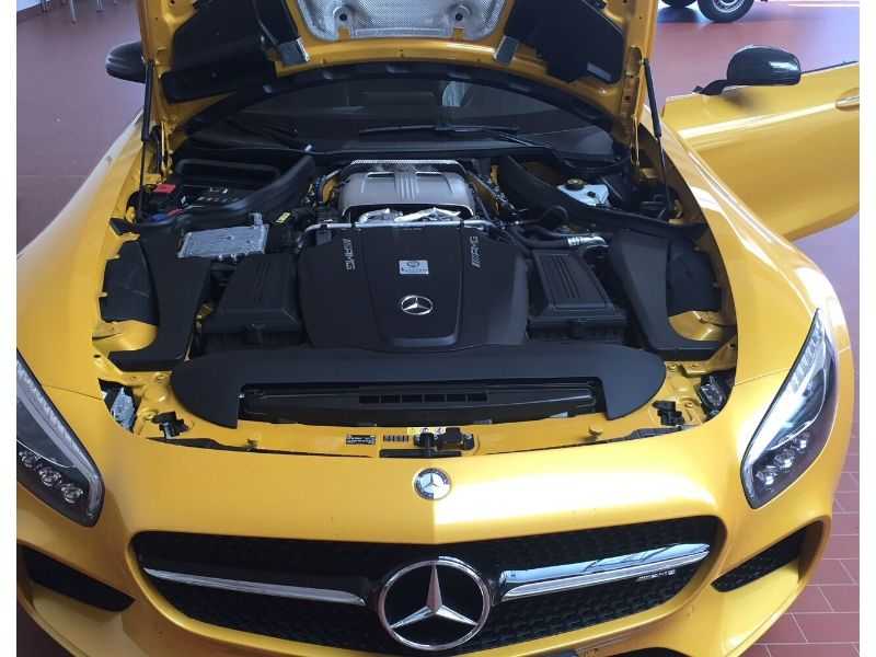 Žlutý Mercedes Benz AMG na montáži antiradaru v dílně antipokuty.cz - pohled zepředu
